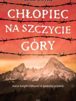 Chłopiec na szczycie góry