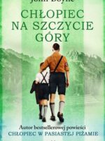 Chłopiec na szczycie góry