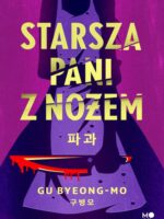 Starsza pani z nożem